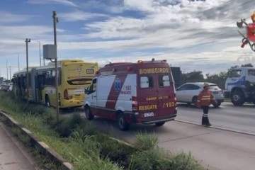 Colisão na BR-040 envolve ônibus, carro e motocicleta e deixa feridos na saída de Santa Maria
 -  (crédito: Divulgação CBMDF)