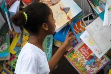 Criança negra procura livros - (crédito: Agência Brasil ) Criança negra procura livros - (crédito: Agência Brasil )