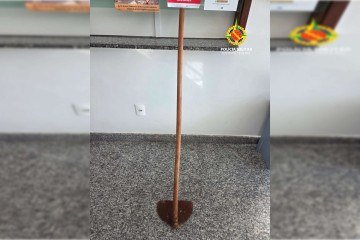 Enxada foi apreendida pela PMDF -  (crédito: Divulgação/PMDF)