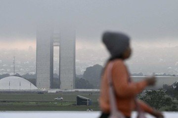 Bom dia, Bras&iacute;lia! Quem levantou cedo atravessou a cidade embaixo de um nevoeiro nesta sexta-feira -  (crédito: Carlos Vieira/CB/DA Press)