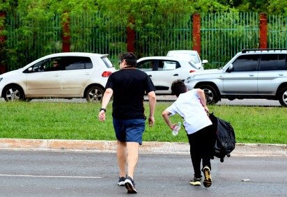 Pais e alunos pedem faixa de pedestre na porta de colégios -  (crédito:  Marcelo Ferreira/CB/D.A Press) -Pais e alunos pedem faixa de pedestre na porta de colégios -  (crédito:  Marcelo Ferreira/CB/D.A Press)