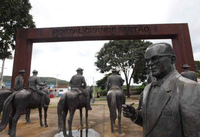 Monumento em Cordisburgo faz referência à obra-prima do filho mais ilustre, João Guimarães Rosa, retratado diante de vaqueiros, e estabelece um portal para o riquíssimo universo rosiano
 -  (crédito: Edesio Ferreira/EM/D.A Press)