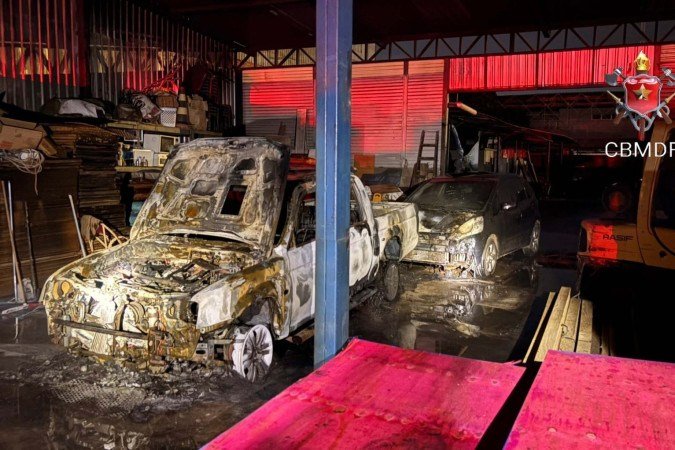 Incêndio em madeireira no SIA mobilizou equipe de bombeiros - (crédito: Divulgação CBMDF ) Incêndio em madeireira no SIA mobilizou equipe de bombeiros - (crédito: Divulgação CBMDF )