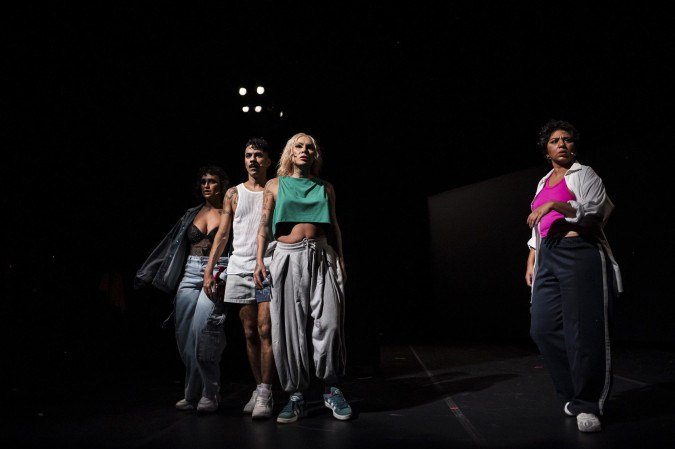 Sonho Elétrico
Direção: Marcio Abreu. Com: Verónica Valenttino, Jessyca Meyreles, Idylla Silmarovi e Cris
Meirelles. Hoje e amanhã, às 20h, e domingo, às 18h, no Teatro I do CCBB Brasília (SCES Trecho 02 Lote 22). Ingressos: R$ 15 (meia) e R$ 30
