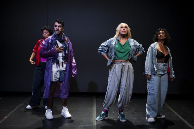 Sonho Elétrico
Direção: Marcio Abreu. Com: Verónica Valenttino, Jessyca Meyreles, Idylla Silmarovi e Cris
Meirelles. Hoje e amanhã, às 20h, e domingo, às 18h, no Teatro I do CCBB Brasília (SCES Trecho 02 Lote 22). Ingressos: R$ 15 (meia) e R$ 30
