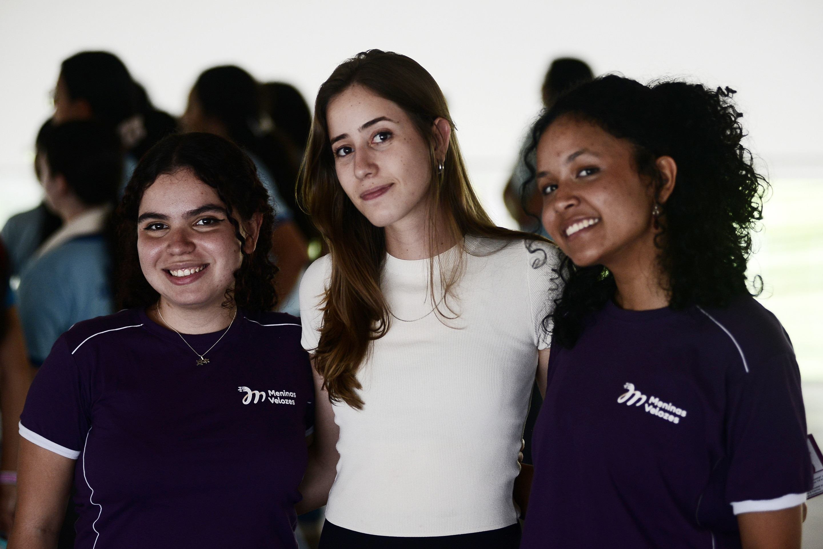 Iara Severino (D), Thalita Denys, L&iacute;via Almeida (E) monitoram oficinas interativas