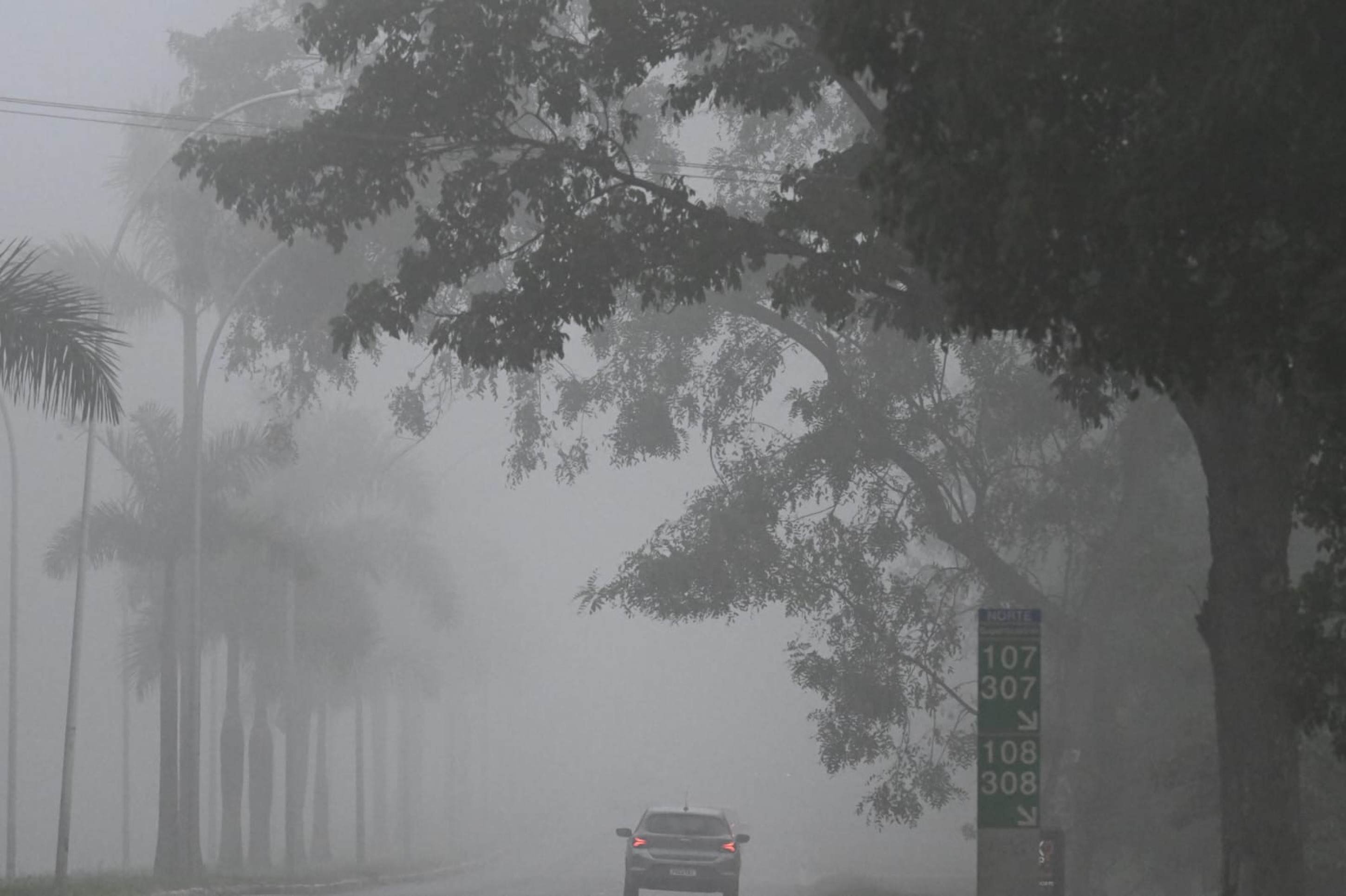 Bom dia, Bras&iacute;lia! Quem levantou cedo atravessou a cidade embaixo de um nevoeiro nesta sexta-feira