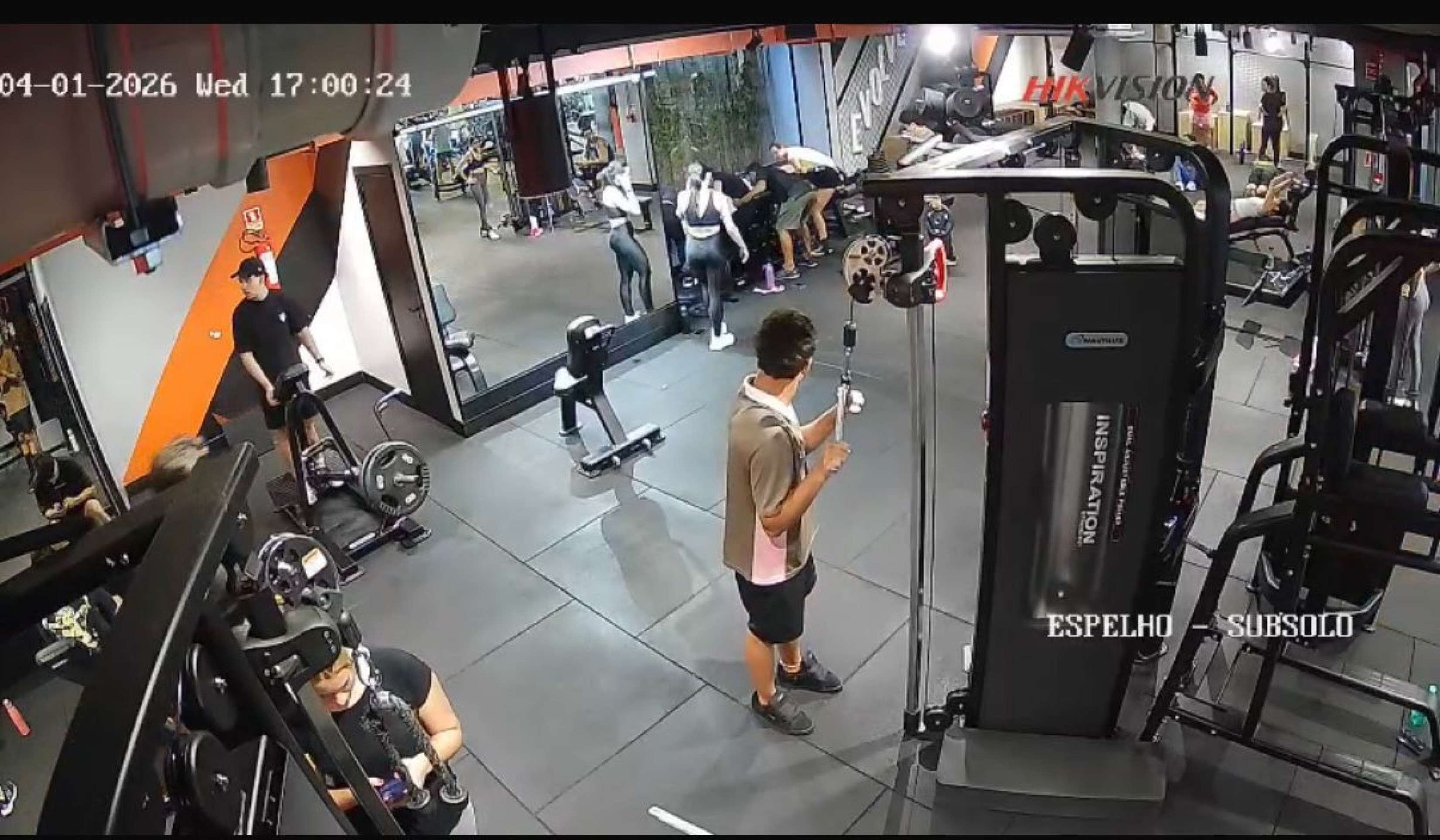 Jovem fratura os dois joelhos após cinto de aparelho se soltar