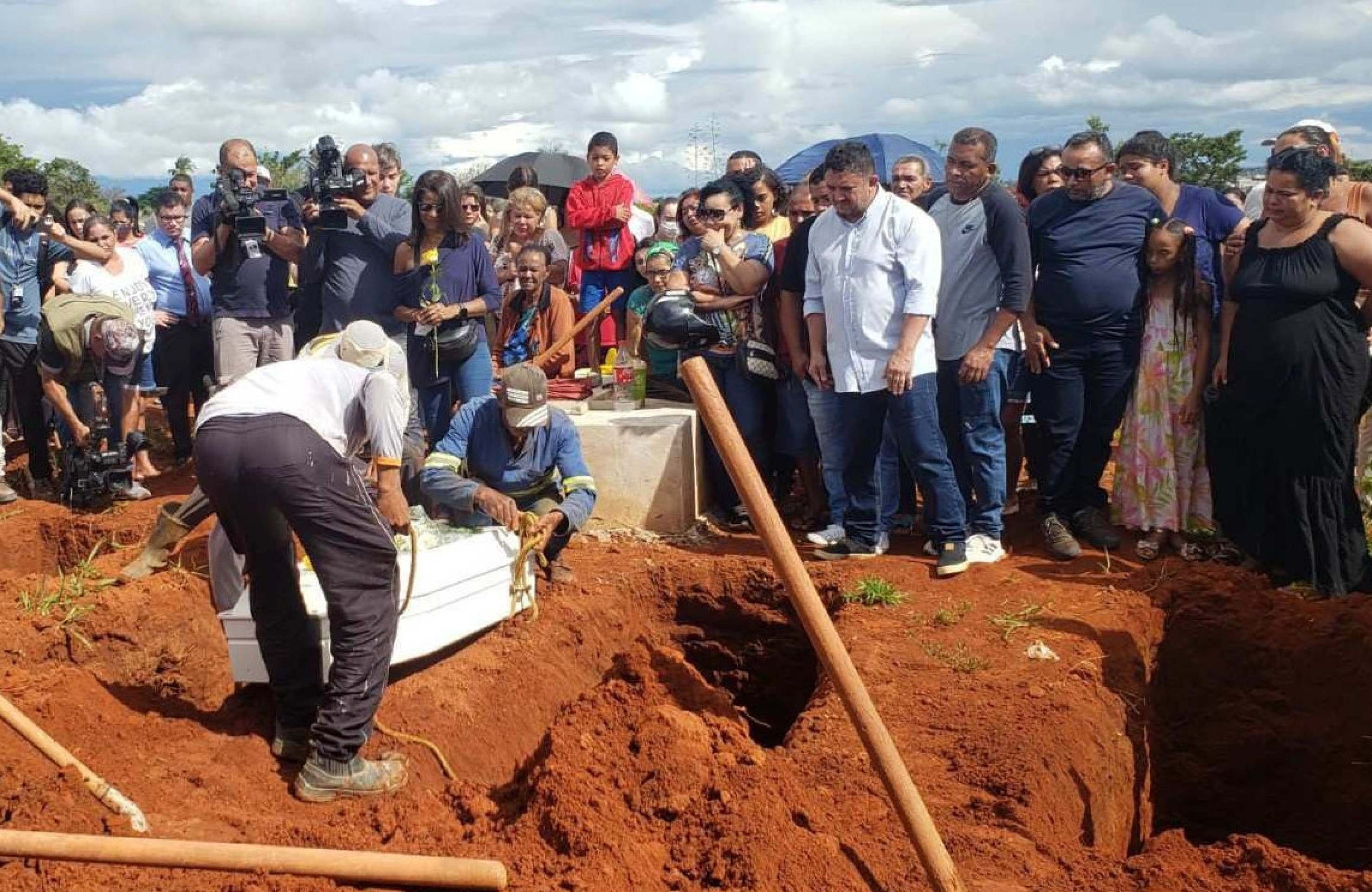 Os sepultamentos foram em caix&otilde;es fechados