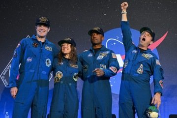  (L-R) NASA...s Artemis II mission astronauts Canadian Space Agency...s Jeremy Hansen, Christina Koch, Victor Glover and commander Reid Wiseman react during a welcoming ceremony at Ellington Field Joint Reserve Base in Houston, Texas, on April 11, 2026. An elated NASA late April 10 was celebrating its successful voyage around the Moon, after four astronauts safely returned to Earth having completed the first lunar flyby in more than 50 years. The NASA spacecraft carrying four astronauts -- three Americans and one Canadian -- splashed down without a hitch off the California coast, capping the US space agency's crewed test mission that returned with spectacular images of the Moon. (Photo by RONALDO SCHEMIDT / AFP)
     -  (crédito:  AFP)