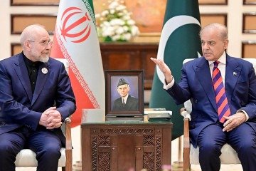 O premiê Shehbaz Sharif (D), e o líder do Parlamento iraniano, Mohammad Ghalibaf -  (crédito: Gabinete do Primeiro-Ministro do Paquistão/AFP)