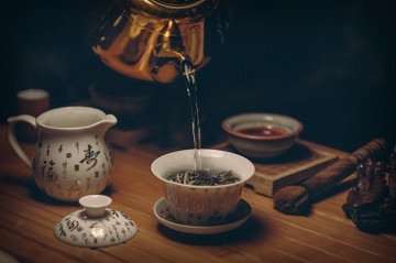 Com origem na China há mais de dois mil anos antes de Cristo, o chá se espalhou pelo mundo por rotas comerciais. Atualmente, é uma das bebidas mais consumidas.
- (crédito: pexels -pixabay) Com origem na China há mais de dois mil anos antes de Cristo, o chá se espalhou pelo mundo por rotas comerciais. Atualmente, é uma das bebidas mais consumidas.
- (crédito: pexels -pixabay)