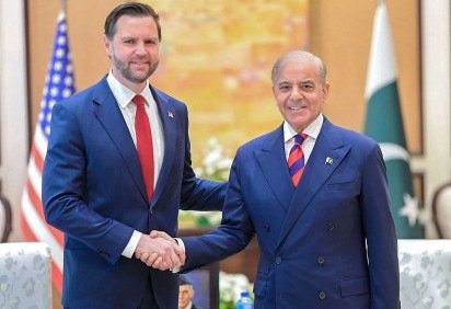 Vice-presidente dos EUA, JD Vance (à esquerda), cumprimentando o primeiro-ministro paquistanês, Shehbaz Sharif, durante a reunião antes das negociações de paz entre EUA e Irã, em Islamabad.       -  (crédito: Agência France-Presse)