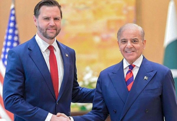 Vice-presidente dos EUA, JD Vance (à esquerda), cumprimentando o primeiro-ministro paquistanês, Shehbaz Sharif, durante a reunião antes das negociações de paz entre EUA e Irã, em Islamabad.       -  (crédito: Agência France-Presse)