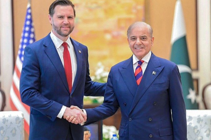 Vice-presidente dos EUA, JD Vance (à esquerda), cumprimentando o primeiro-ministro paquistanês, Shehbaz Sharif, durante a reunião antes das negociações de paz entre EUA e Irã, em Islamabad. - (crédito: Agência France-Presse) Vice-presidente dos EUA, JD Vance (à esquerda), cumprimentando o primeiro-ministro paquistanês, Shehbaz Sharif, durante a reunião antes das negociações de paz entre EUA e Irã, em Islamabad. - (crédito: Agência France-Presse)