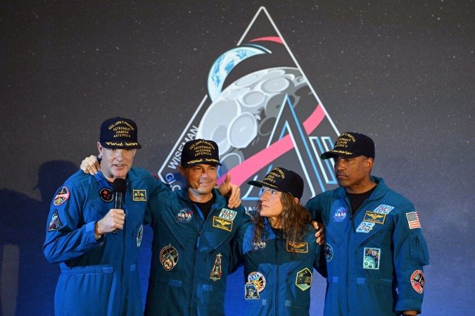 Da esquerda para a direita: os astronautas Jeremy Hansen, Reid Wiseman, Christina Koch e Victor Glover, durante a cerimônia de boas-vindas, em Houston (Texas) - (crédito: Ronaldo Schemidt/AFP) Da esquerda para a direita: os astronautas Jeremy Hansen, Reid Wiseman, Christina Koch e Victor Glover, durante a cerimônia de boas-vindas, em Houston (Texas) - (crédito: Ronaldo Schemidt/AFP)