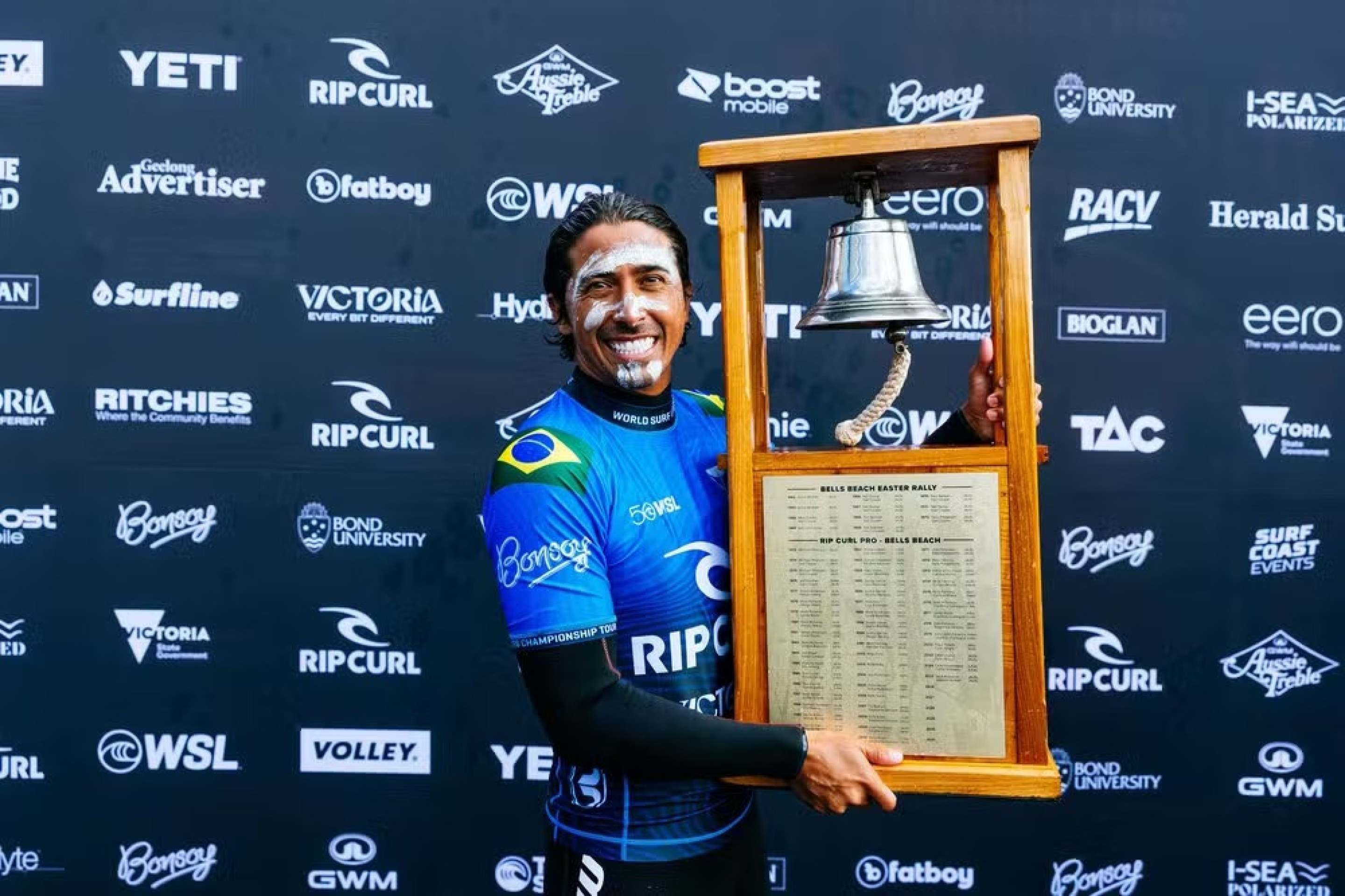 Miguel Pupo recebe o trof&eacute;u depois de soar o sino nas areias de Bells Beach