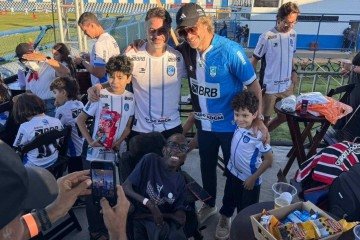 Diego Lugano tirou foto e distribuiu autógrafos aos fãs no Estádio JK na vitória do Capital por 1 x 0 contra o Operário de Várzea Grande pela Série D - (crédito: Ueslei Costa/Capital SAF) Diego Lugano tirou foto e distribuiu autógrafos aos fãs no Estádio JK na vitória do Capital por 1 x 0 contra o Operário de Várzea Grande pela Série D - (crédito: Ueslei Costa/Capital SAF)