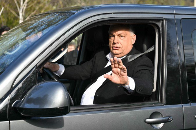 O utraconservador Viktor Orbán deixa seção eleitoral, depois de votar em Budapeste: fim de um governo polêmico - (crédito: Attila Kisbenedek/AFP) O utraconservador Viktor Orbán deixa seção eleitoral, depois de votar em Budapeste: fim de um governo polêmico - (crédito: Attila Kisbenedek/AFP)