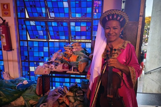 Kathia Pinheiro, maestrina e violinista, se emocionou ao ver que as pessoas levaram alimentos para a doa&ccedil;&atilde;o
