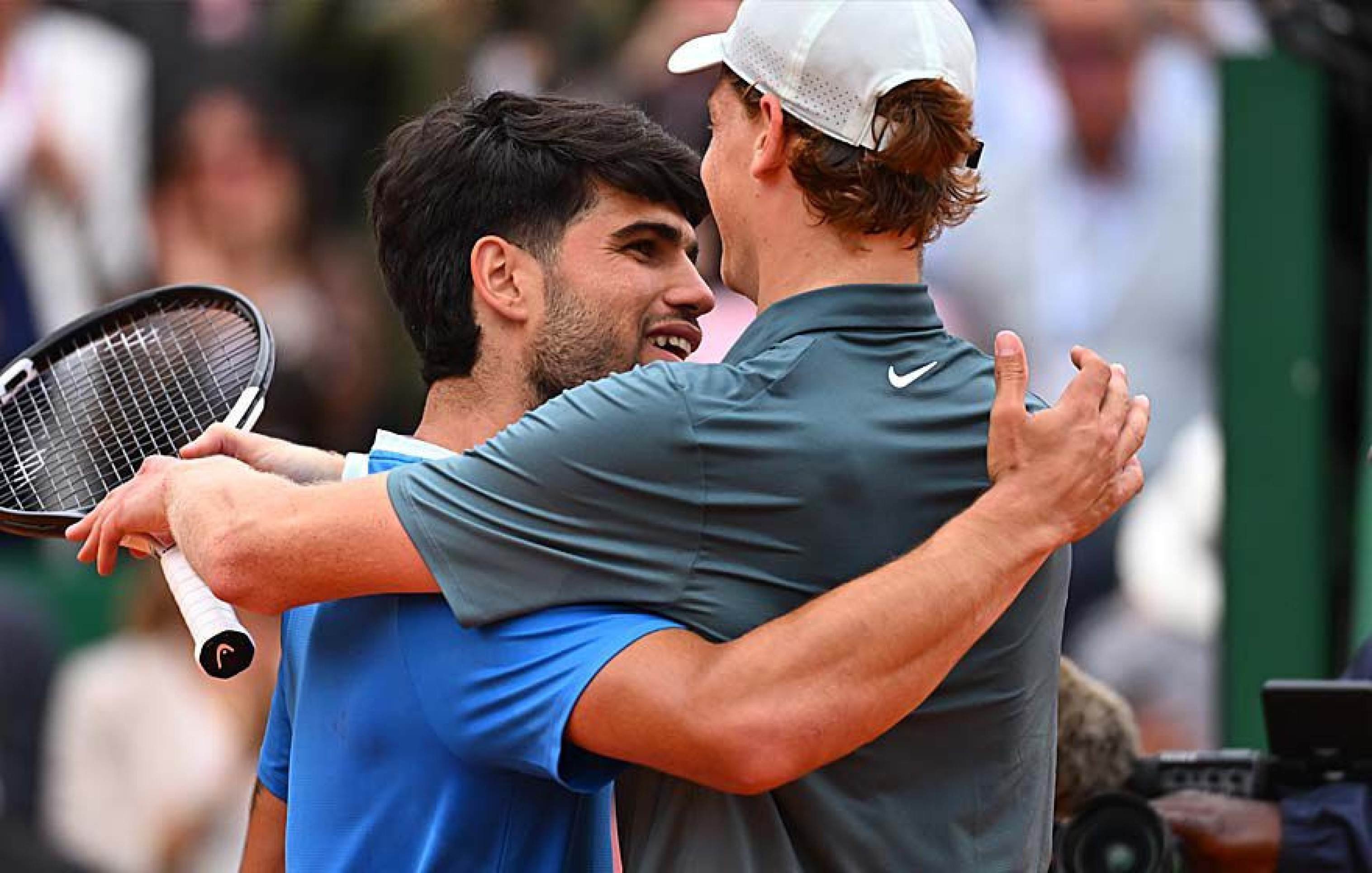 Carlos Alcaraz e Jannik Sinner  se cumprimentam depois da decis&atilde;o