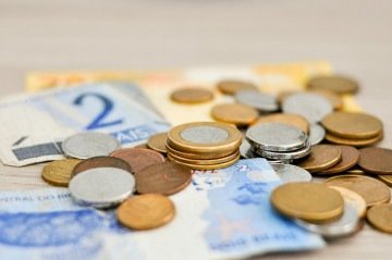 Pequenas mudanças na rotina podem otimizar o uso do seu dinheiro.  -  (crédito: Reprodução)