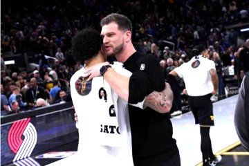 Tiago Splitter (D) abraça Gui Santos em um duelo entre Golden State e Portland na temporada regular: chance de encontro no Play-in -  (crédito:  NOAH GRAHAM/AFP)