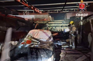 No local do incêndio, em Samambaia, funcionava uma oficina de som automotivo -  (crédito: Divulgação/CBMDF)
