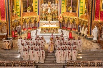 Recém ordenados receberam a unção com o Santo Crisma, bem como a patena e o cálice -  (crédito: Reprodução)