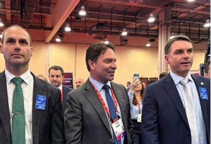 Eduardo, Ramagem e Flávio se encontraram em Dallas, no Texas, há pouco mais de duas semanas, em um evento da extrema-direita  -  (crédito:  Reprodução/Instagram) -Eduardo, Ramagem e Flávio se encontraram em Dallas, no Texas, há pouco mais de duas semanas, em um evento da extrema-direita  -  (crédito:  Reprodução/Instagram)