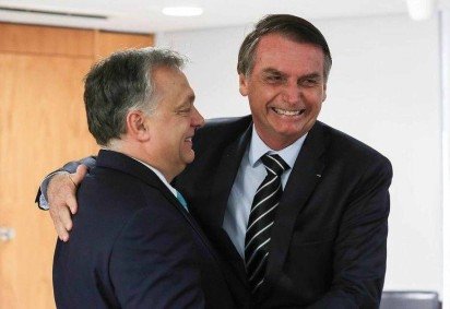 Orbán cumprimenta Bolsonaro durante posse do ex-presidente em Brasília em 2019 -  (crédito: Marcos Corrêa/PR) -Orbán cumprimenta Bolsonaro durante posse do ex-presidente em Brasília em 2019 -  (crédito: Marcos Corrêa/PR)