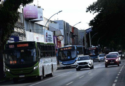Com o VLT, 400 deixariam de circular pela via, substituídos pelo novo modal de transporte -  (crédito: Minervino Júnior/CB/D.A.Press)