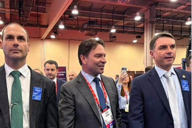 Eduardo, Ramagem e Flávio se encontraram em Dallas, no Texas, há pouco mais de duas semanas, em um evento da extrema-direita - (crédito: Reprodução/Instagram) Eduardo, Ramagem e Flávio se encontraram em Dallas, no Texas, há pouco mais de duas semanas, em um evento da extrema-direita - (crédito: Reprodução/Instagram)