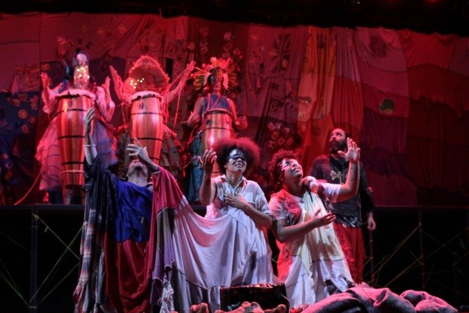 Peça reflete sobre crença em um salvador a partir de mito de religião maranhense - (crédito: Luiz Alves) Peça reflete sobre crença em um salvador a partir de mito de religião maranhense - (crédito: Luiz Alves)