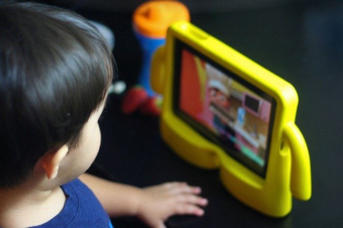 Um dos efeitos mais visíveis ocorre na aquisição da linguagem. Atrasos na fala são frequentemente observados em crianças pequenas com alto tempo de tela. - (crédito: Reprodução/Freepik) Um dos efeitos mais visíveis ocorre na aquisição da linguagem. Atrasos na fala são frequentemente observados em crianças pequenas com alto tempo de tela. - (crédito: Reprodução/Freepik)