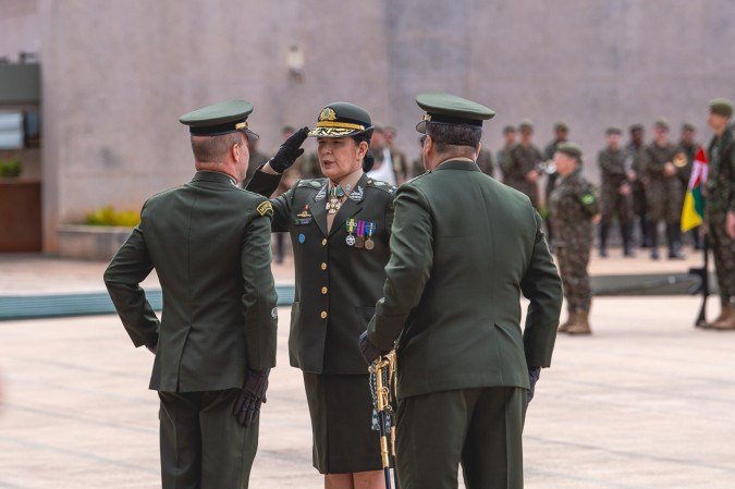 General Cláudia já estava na administração do HMAB. Porém, agora, passa a dirigi-lo: General Cláudia já estava na administração do HMAB. Porém, agora, passa a dirigi-lo: