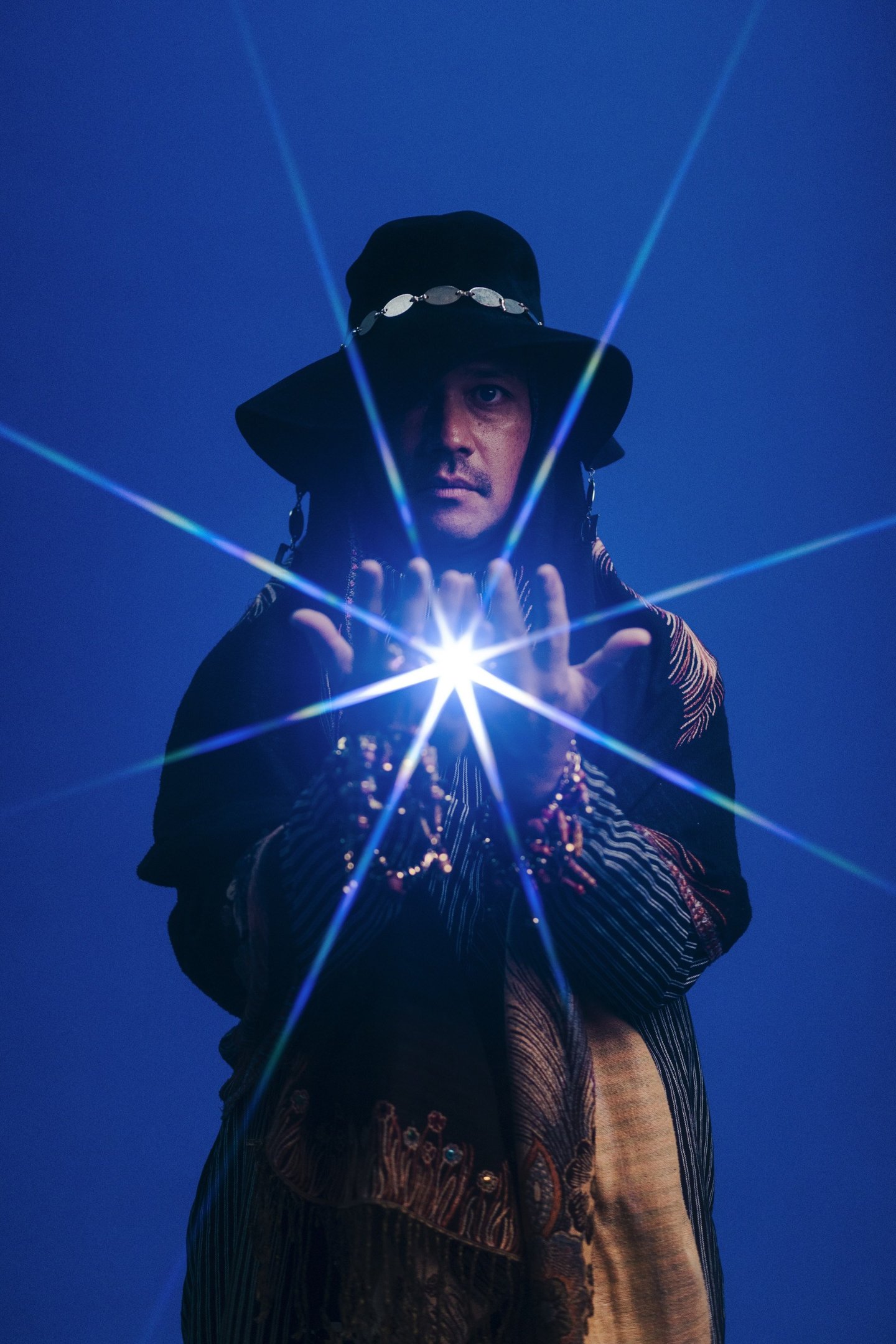 Curumin leva turnê intimista ao espaço Infinu neste domingo (19/4)