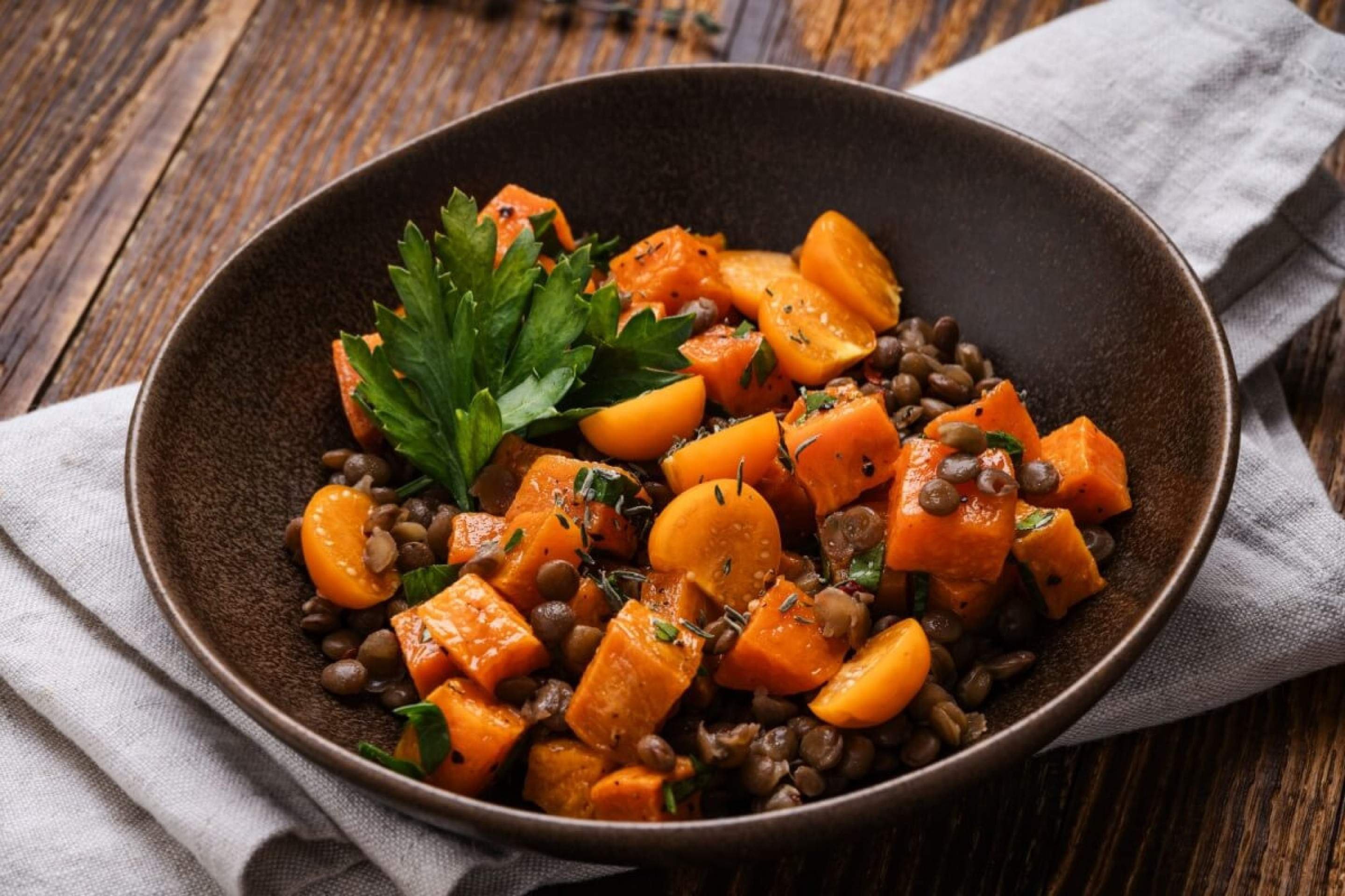Lentilha com batata-doce laranja (Imagem: istetiana | Shutterstock)
- (crédito: EdiCase) Lentilha com batata-doce laranja (Imagem: istetiana | Shutterstock)
- (crédito: EdiCase)
