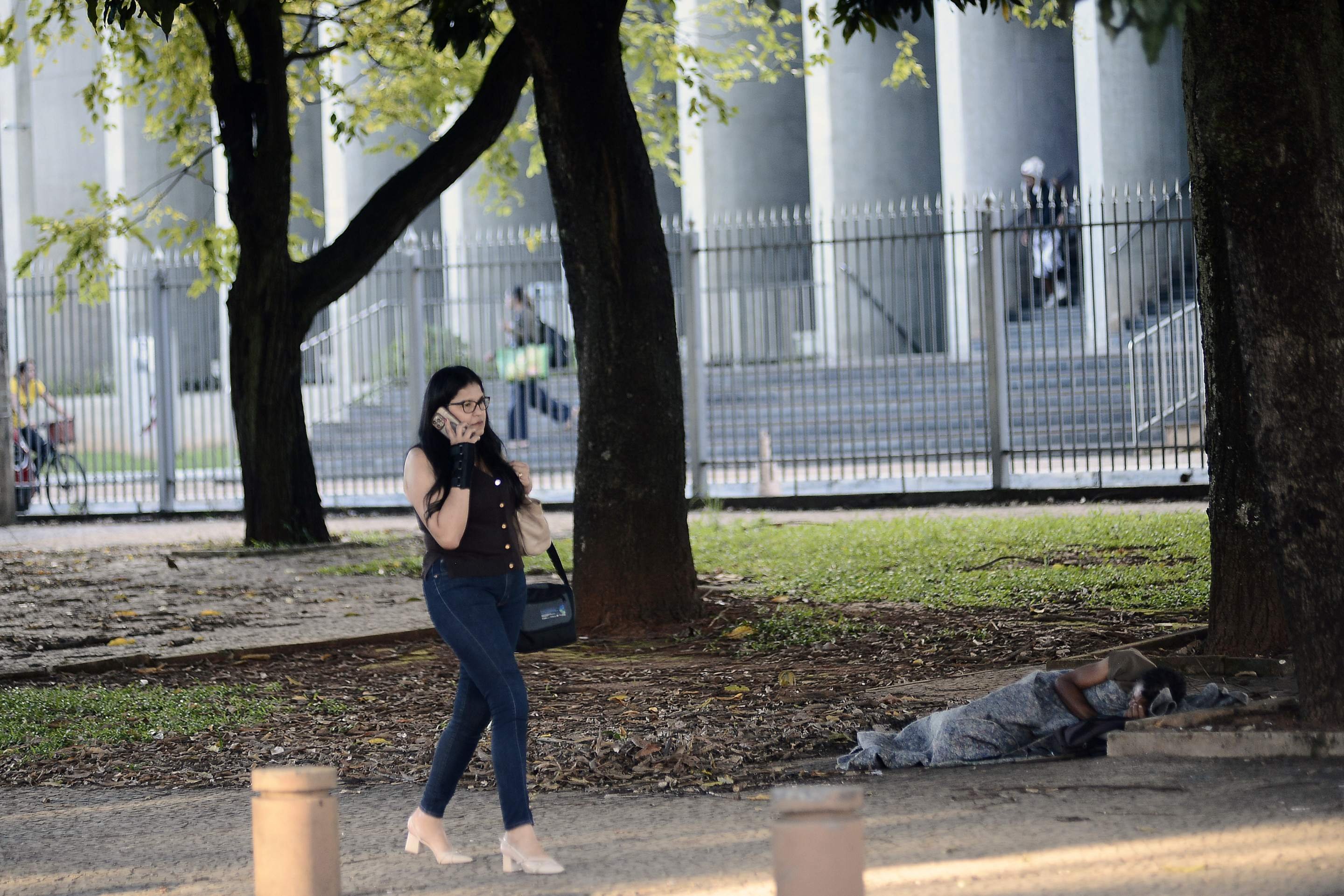  13/04/2026. Cr&eacute;dito: Minervino J&uacute;nior/CB/D.A Press. Brasil.  Brasilia - DF. Caderno anivers&aacute;rio de Bras&iacute;lia. W3 sul. Morador de rua na frente da Igreja Dom Bosco.