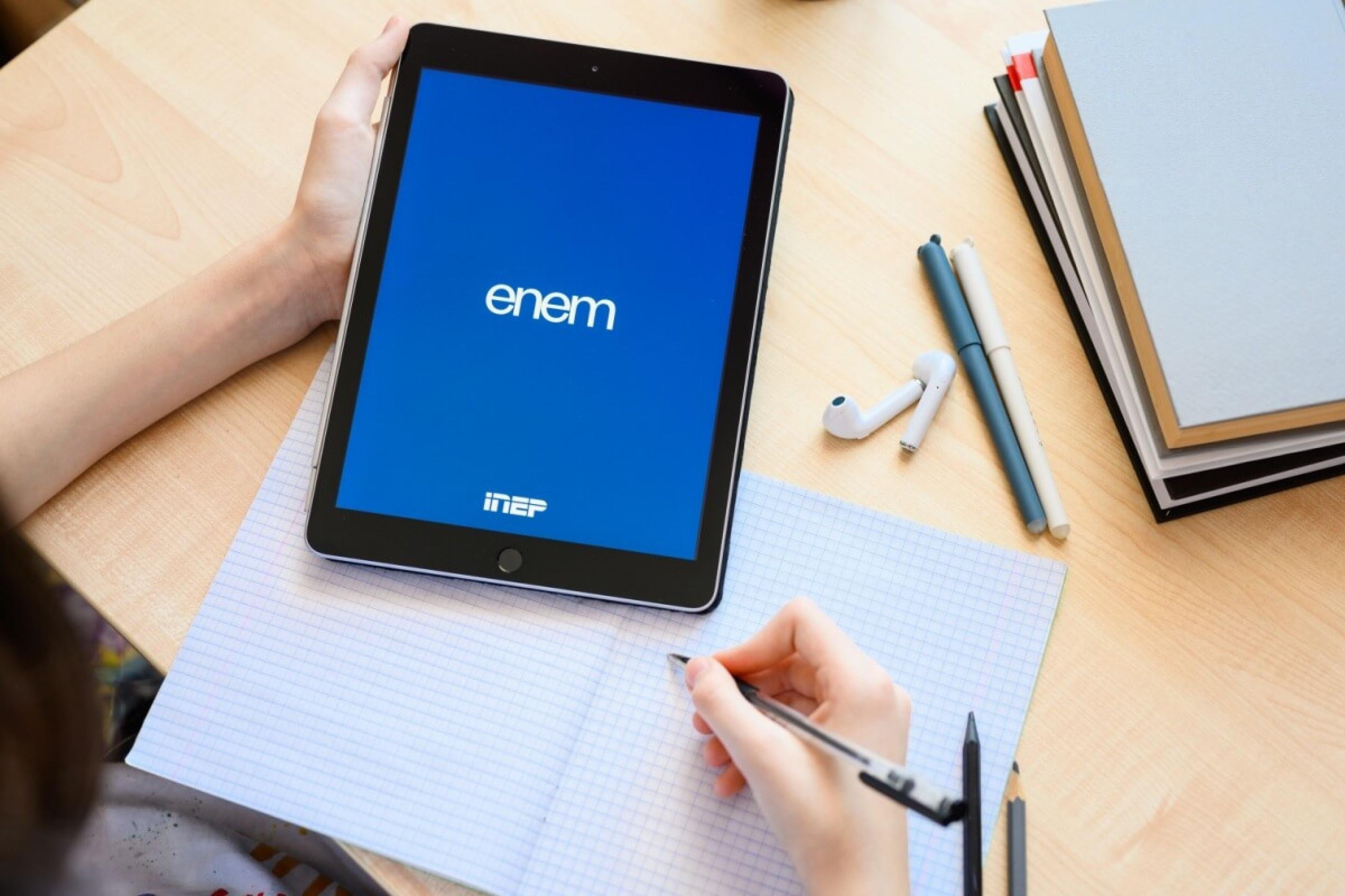Começa hoje o prazo para solicitar a isenção da taxa de inscrição do Enem 2026 (Imagem: Nikita Burdenkov | Shutterstock) - (crédito: EdiCase) Começa hoje o prazo para solicitar a isenção da taxa de inscrição do Enem 2026 (Imagem: Nikita Burdenkov | Shutterstock) - (crédito: EdiCase)