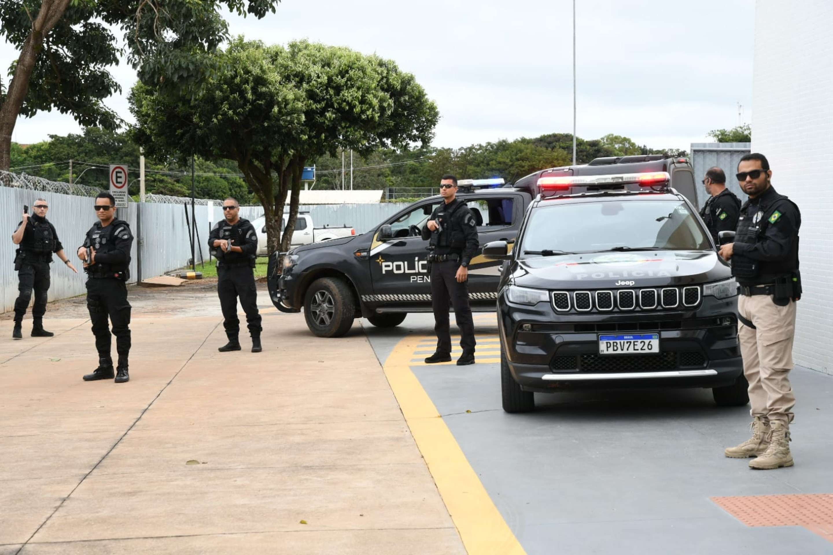 R&eacute;us chegam escoltados para julgamento