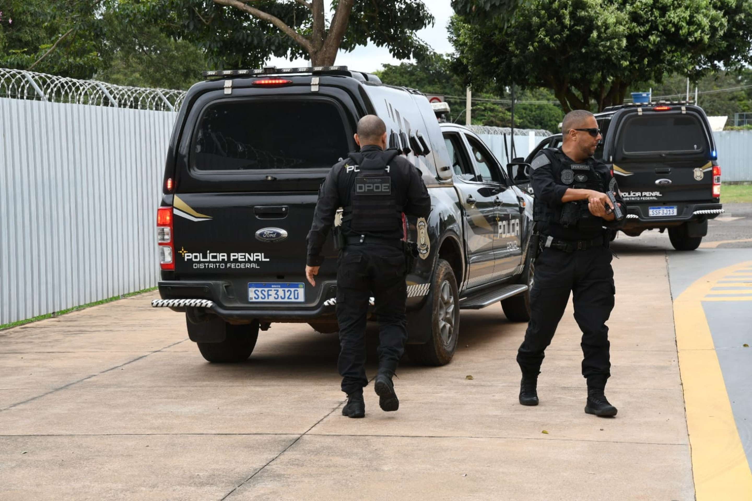 R&eacute;us chegam escoltados para julgamento