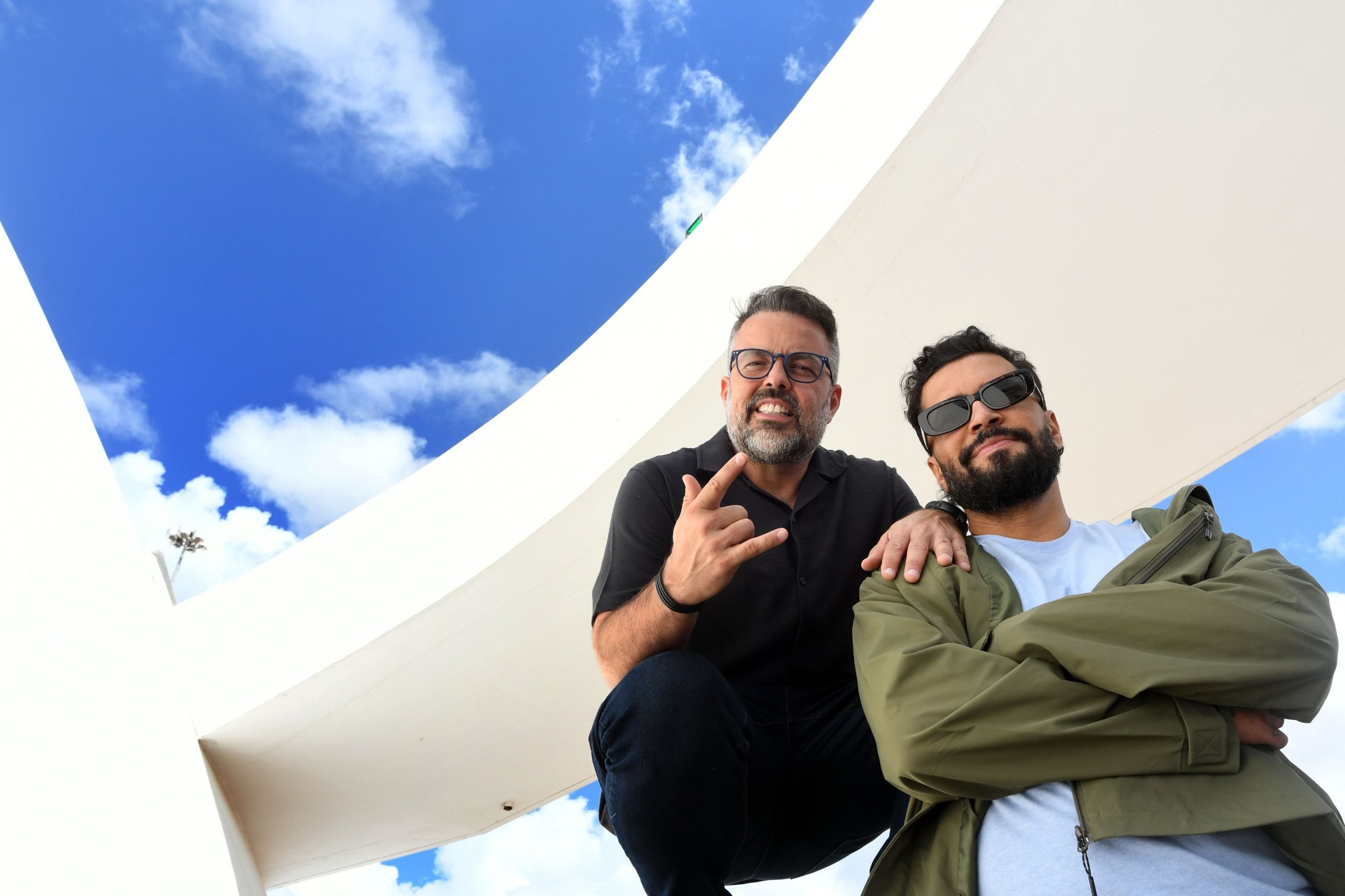 Para músicos, o negócio é carnavalizar o rock