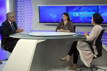 &Agrave;s jornalistas Ana Maria Campos e Adriana Bernardes, o presidente da Seccional da OAB-DF, Paulo Maur&iacute;cio Braz Siqueira, o Poli, fala sobre a crise no BRB -  (crédito:  Marcelo Ferreira/CB/D.A Press)