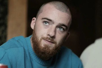 A 3ª temporada de 'Euphoria', uma das séries de maior sucesso da HBO dos últimos anos, estreou com uma solução narrativa diferente para a ausência do ator Angus Cloud. Apesar de ter falecido em 2023, vítima de overdose de fentanil, seu personagem, Fezco, continua vivo na trama. Na nova temporada, ambientada cinco anos após os eventos anteriores, é revelado em diálogo entre Rue, interpretada por Zendaya, e Lexi, vivida por Maude Apatow, que Fez está preso, cumprindo uma pena de 30 anos. O criador -  (crédito: Divulgac?a?o/HBO)