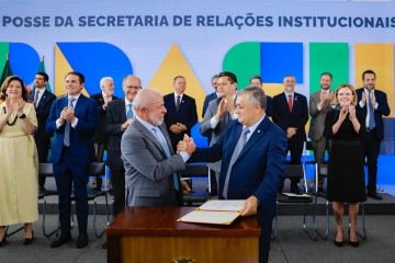 Após a prestigiada cerimônia de posse de Guimarães como novo ministro, Lula almoçou com Motta para tratarem da redução da jornada - (crédito: Ricardo Stuckert / PR) Após a prestigiada cerimônia de posse de Guimarães como novo ministro, Lula almoçou com Motta para tratarem da redução da jornada - (crédito: Ricardo Stuckert / PR)