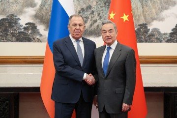 O chancler chinês, Wang Yi, recebe em Pequim o colega russo, Sergei Lavrov: críticas à estratégia americana na guerra - (crédito: Ministério das Relações Exteriores da Rússia/AFP) O chancler chinês, Wang Yi, recebe em Pequim o colega russo, Sergei Lavrov: críticas à estratégia americana na guerra - (crédito: Ministério das Relações Exteriores da Rússia/AFP)