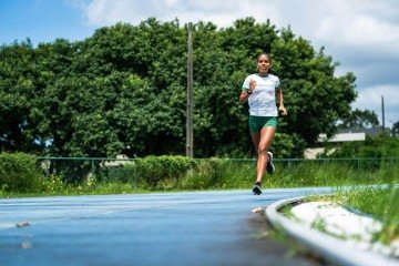 Mirelle Leite treina para buscar o bicampeonato na prova dos 5km: a meta é ser a primeira indígena na delegação do Time Brasil nos Jogos Olímpicos de Los Angeles-2028 - (crédito: Neoenergia/Divulgacao) Mirelle Leite treina para buscar o bicampeonato na prova dos 5km: a meta é ser a primeira indígena na delegação do Time Brasil nos Jogos Olímpicos de Los Angeles-2028 - (crédito: Neoenergia/Divulgacao)