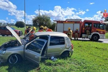 Carro tomba próximo à Vila Planalto - (crédito: Divulgação / CBMDF) Carro tomba próximo à Vila Planalto - (crédito: Divulgação / CBMDF)
