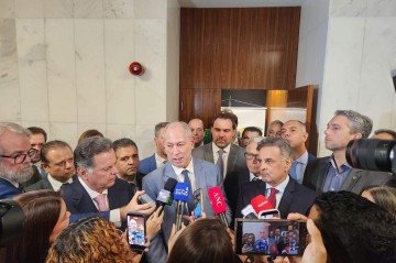 Ciro Gomes é apresentado por Aécio Neves como opção para romper a polarização nacional -  (crédito: Eduarda Esposito/CB/Press)